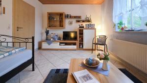 ein Wohnzimmer mit einem Bett und einem Tisch in der Unterkunft Ferienwohnung Wilpert in Schwanfeld