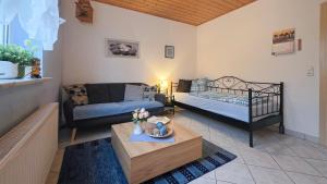 ein Wohnzimmer mit einem Bett und einer Couch in der Unterkunft Ferienwohnung Wilpert in Schwanfeld + 13 Fotos