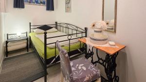 ein Schlafzimmer mit einem Bett und einem Tisch mit einem Kuchen darauf in der Unterkunft Ferienwohnung Wilpert in Schwanfeld