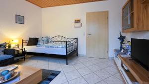 ein Schlafzimmer mit Bett und ein Wohnzimmer in der Unterkunft Ferienwohnung Wilpert in Schwanfeld