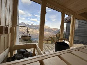 Zimmer mit einem großen Fenster mit Bergblick. in der Unterkunft Chalet Waldhüsli - CharmingStay in Quarten