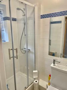 een badkamer met douche en toilet bij Costa del Pinner in Northwood