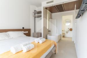 een slaapkamer met een bed en handdoeken op een tafel bij Homiday - Sublimare in Giulianova