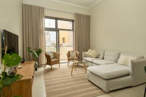 un salon avec un canapé et une table dans l'établissement Beachfront apartment, au Cap