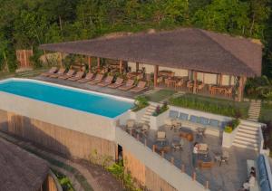 vue aérienne d'une maison avec piscine dans l'établissement Atalaya Resort El Nido, à El Nido