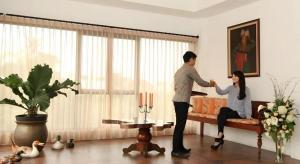 een man en een vrouw spelen een spel in een woonkamer bij Hotel Amira Pasteur in Bandung