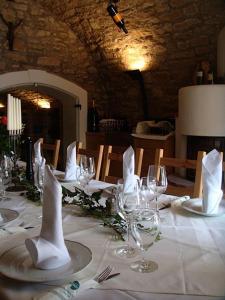 un tavolo con una tovaglia bianca e bicchieri da vino di Landgasthof Hotel Muhr a Gallbrunn
