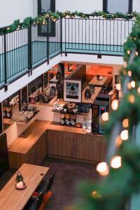 widok z góry na kuchnię z choinką w obiekcie Dancenter Hotel Jomfru Ane w Aalborgu