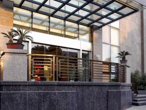 een gebouw met een groot raam met planten erin bij ibis Styles Wuhan Optics Valley Square Hotel in Wuhan