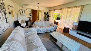 un salon avec deux canapés et une télévision dans l'établissement Stay on Stafford, à Nelson