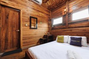 En eller flere senge i et værelse på Urbanview Hotel Cianjur City Park by RedDoorz + 50 billeder