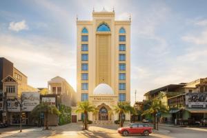 een gebouw met een klokkentoren in een stad bij Anyla Grand Hotels in Thanh Hóa