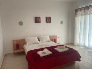 ein Schlafzimmer mit einem Bett, auf dem zwei Handtücher liegen in der Unterkunft Villa Midas in Zóla + 12 Fotos