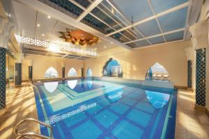 een groot zwembad in een gebouw met een plafond bij Anyla Grand Hotels in Thanh Hóa