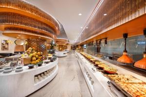 een buffet met veel verschillende soorten eten bij Anyla Grand Hotels in Thanh Hóa