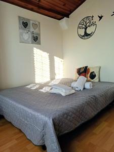 een slaapkamer met een bed en een klok aan de muur bij Studio aux portes de Paris, très bien desservi par les transports in Fontenay-sous-Bois