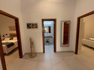 una camera da letto con un letto e uno specchio di Ca Ses Celleres a La Mola Altre 26 foto