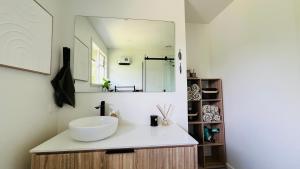 une salle de bains avec un lavabo et un miroir dans l'établissement Stay on Stafford, à Nelson 24 autres photos