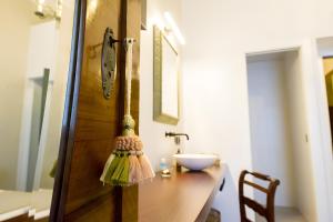 een badkamer met een wastafel en een houten deur met een aanrecht bij Habitación Fredolic in Castellví de la Marca +10 foto's