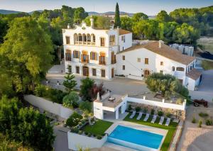 une vue aérienne d'un manoir avec piscine dans l'établissement Habitación Rossinyol, à Castellví de la Marca