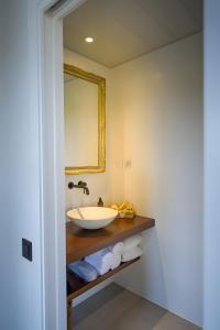 een badkamer met een wastafel en een spiegel bij Habitación Apagallums in Castellví de la Marca +8 foto's