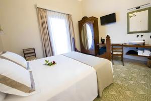 een hotelkamer met een wit bed en een bureau bij Habitación Apagallums in Castellví de la Marca