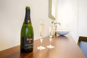 een fles champagne en twee glazen op een tafel bij Habitación Apagallums in Castellví de la Marca