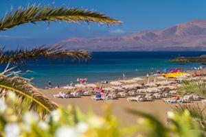 een strand met veel mensen en de oceaan bij Apartment Princesa Bitacora in Puerto del Carmen