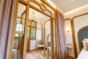 una camera da letto con un grande specchio di Maison Douce Époque - Deauville a Bénerville-sur-Mer Altre 87 foto