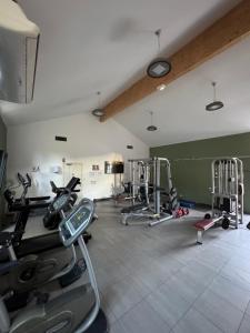 een fitnessruimte met diverse loopbanden en hometrainers bij Chez "Greg et ilhem" in Lège-Cap-Ferret +20 foto's