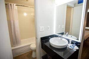 ein Badezimmer mit Waschbecken und Toilette in der Unterkunft Park Inn by Radisson in Fargo