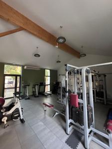 een sportschool met loopbanden en apparaten in een kamer bij Chez "Greg et ilhem" in Lège-Cap-Ferret