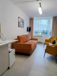 ein Wohnzimmer mit Sofa und Tisch in der Unterkunft Dom Wczasowy GLOBUS in Ustroń