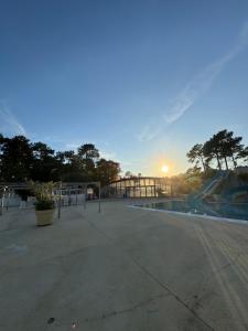 een skatepark met een skateboardramp en de zonsondergang bij Chez "Greg et ilhem" in Lège-Cap-Ferret