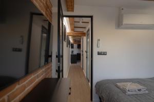 ein kleines Schlafzimmer mit einem Bett und einem Flur in der Unterkunft Rosette Residence LOFT Jacuzzi in Toruń