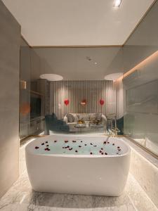 Vannituba majutusasutuses Rose Garden Hotel فندق روز جاردن