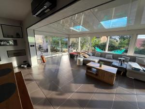 een woonkamer met een bank en een tafel bij Villa Zena in Saint-Bonnet-de-Mure