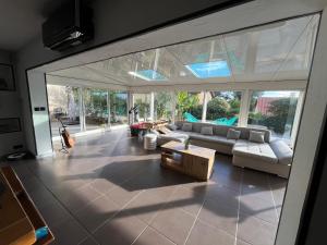 een woonkamer met een bank en een tafel bij Villa Zena in Saint-Bonnet-de-Mure