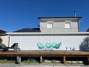 drie stoelen op een terras voor een gebouw bij Villa Zena in Saint-Bonnet-de-Mure