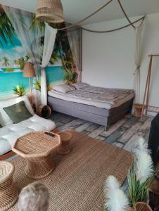 un soggiorno con un letto e un tavolo di Amos Coastal Escape Studio - Hanko a Hanko