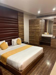 een slaapkamer met een groot bed en een spiegel bij Hotel New York Plaza Una in Una +5 foto's