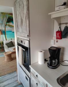 una cucina con piano di lavoro e forno a microonde di Amos Coastal Escape Studio - Hanko a Hanko Altre 2 foto