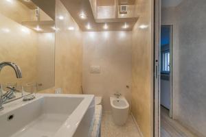 une salle de bain avec une baignoire blanche et des toilettes dans l'établissement La Casina, à Terminillo