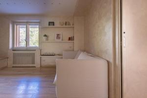 Elle comprend un salon avec un réfrigérateur et une fenêtre. dans l'établissement La Casina, à Terminillo 18 autres photos