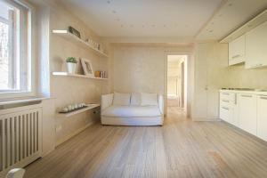 a living room with a white couch in a kitchen at La Casina in Terminillo