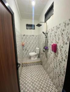 La salle de bains est pourvue de toilettes et d'une douche. dans l'établissement Bajo Komodo Homestay, à Komodo