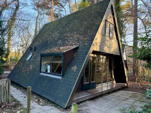 una piccola casa verde con tetto di gambero di Boshuisje Rekem - Nirvana a Lanaken