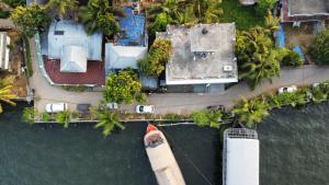 een luchtzicht op een huis en een boot in het water bij Venice Riverside in Alleppey