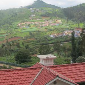 Cảnh núi rừng hoặc tầm nhìn ra núi từ resort