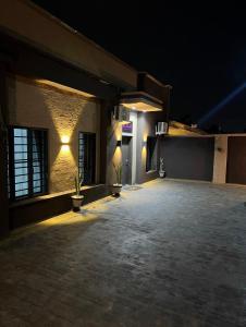 een lege parkeerplaats met een gebouw 's nachts bij bedandchuckle in Kaduna +6 foto's